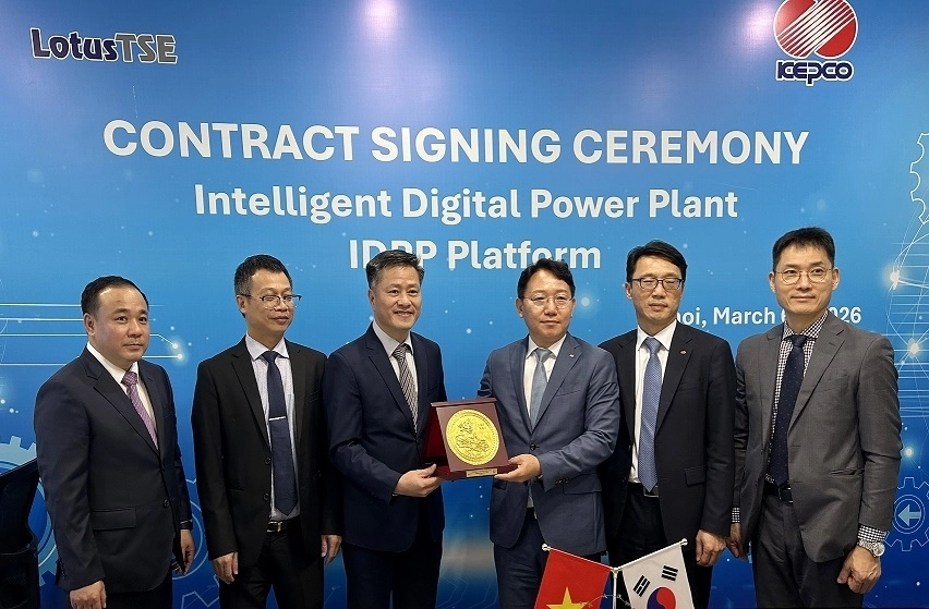 한국전력이 지난 6일(현지시각) 베트남 하노이에서 베트남 전력 공사(EVN) 산하 EVNGENCO3사와 지능형 디지털 발전소 플랫폼을 공급하는 계약을 체결한 뒤 기념촬영하고 있다. 한국전력 제공