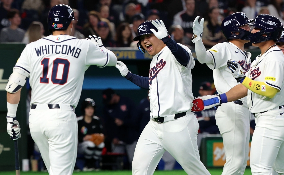 5일 일본 도쿄돔에서 열린 2026 WBC 조별리그 C조 1차전 한국과 체코와의 경기, 1회말 1사 주자 만루 한국 문보경이 만루홈런을 친뒤 동료들의 축하를 받고 있다. 2026.03.05 뉴시스