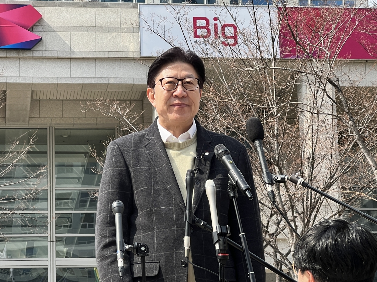 박형준 부산시장이 9일 부산시청 앞 광장에서 기자들과 만나 3선 도전 소감을 밝히고 있다. 뉴시스