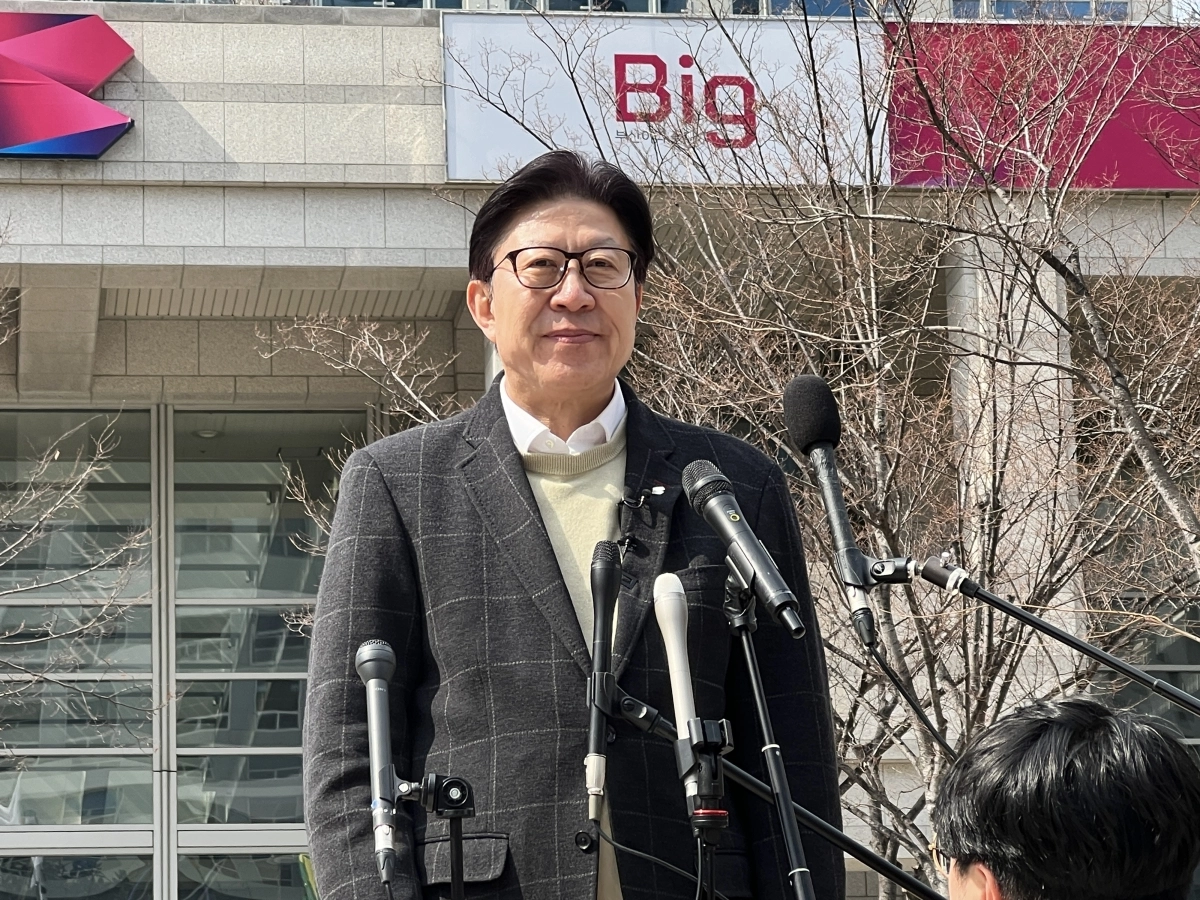 박형준 부산시장이 9일 부산시청 앞 광장에서 기자들과 만나 3선 도전 소감을 밝히고 있다. 뉴시스