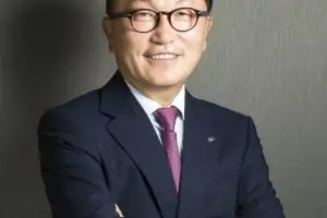 박현주의 코인 승부수, 지분 규제에 막힐까 [경제 블로그]
