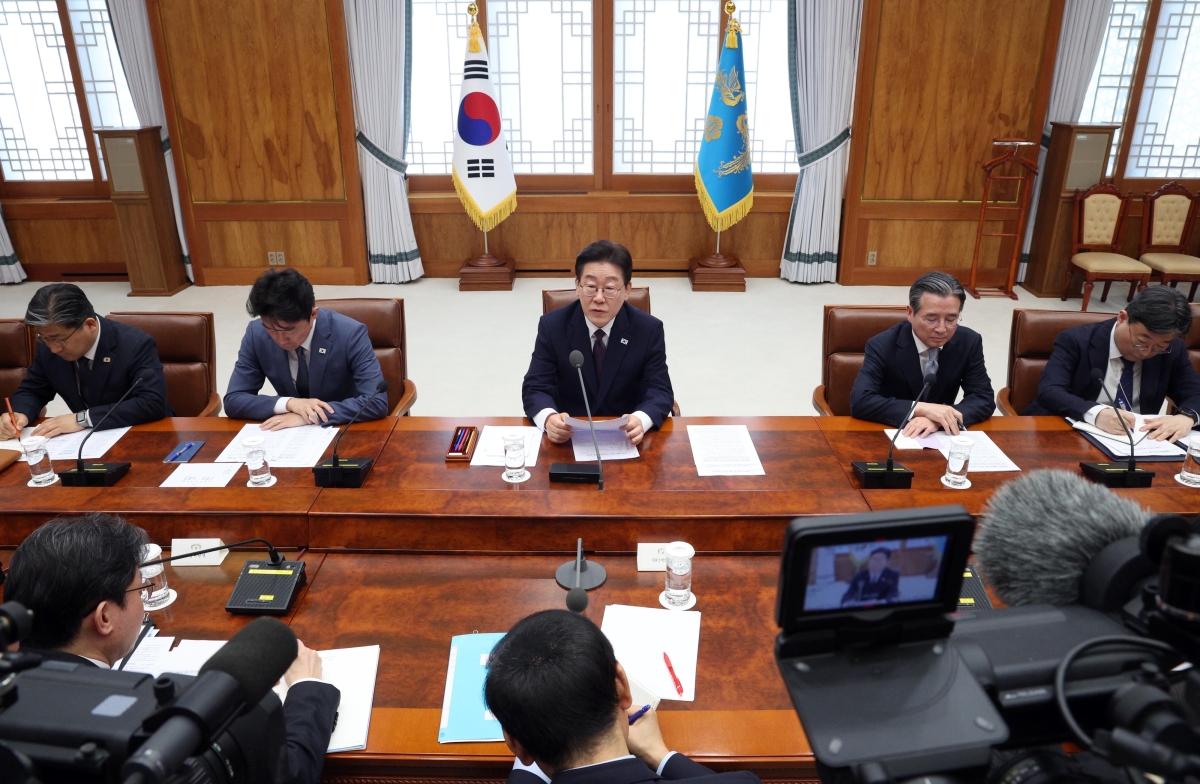 이재명 대통령이 9일 청와대에서 중동 상황 관련 비상경제점검회의를 주재하고 있다. 윗줄 왼쪽부터 류덕현 재정기획보좌관, 강훈식 비서실장, 이 대통령, 김용범 정책실장, 하준경 경제성장수석. 뉴스1