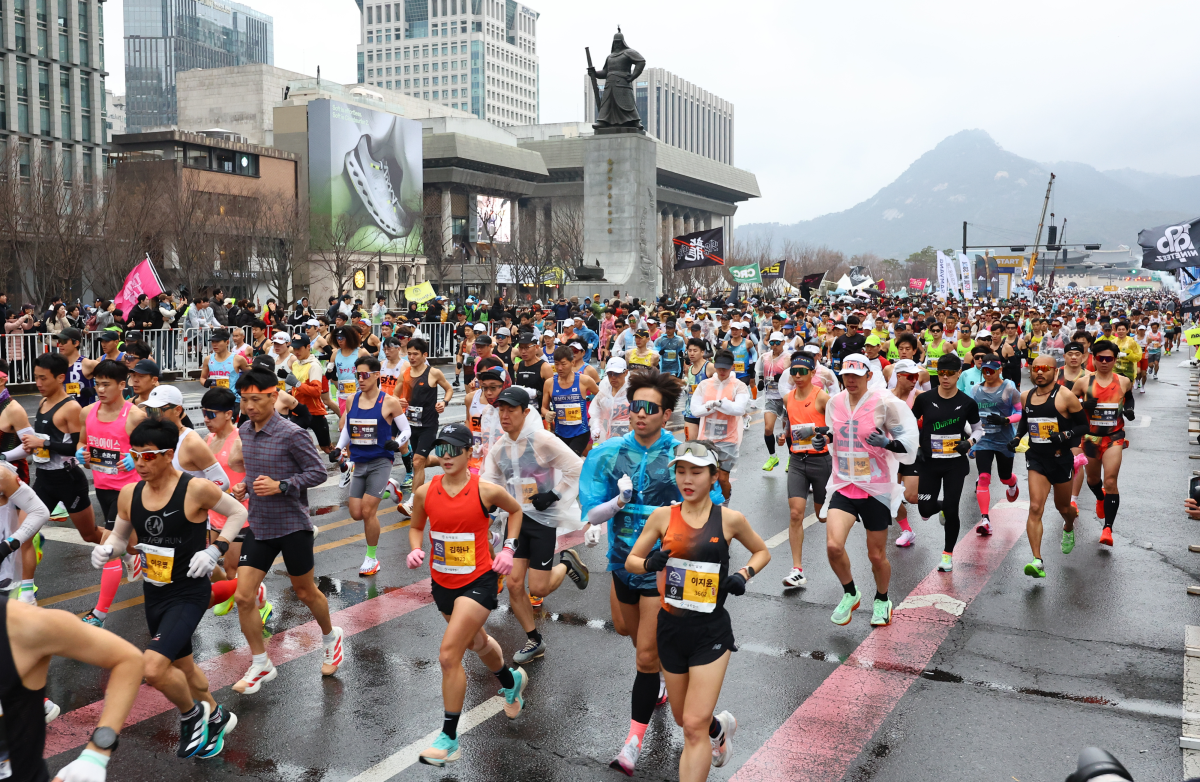 지난해 3월 16일 ‘2025 서울마라톤’에서 4만여명의 마라톤 동호인들이 출발지인 서울 광화문광장에서 쏟아져 나오고 있다. 오는 15일 열리는 올해 대회 또한 광화문광장에서 시작해 강북의 주요 도심을 서쪽에서 동쪽으로 가로지른 뒤 잠실종합운동장에서 42.195㎞ 대장정을 마무리한다. 뉴시스