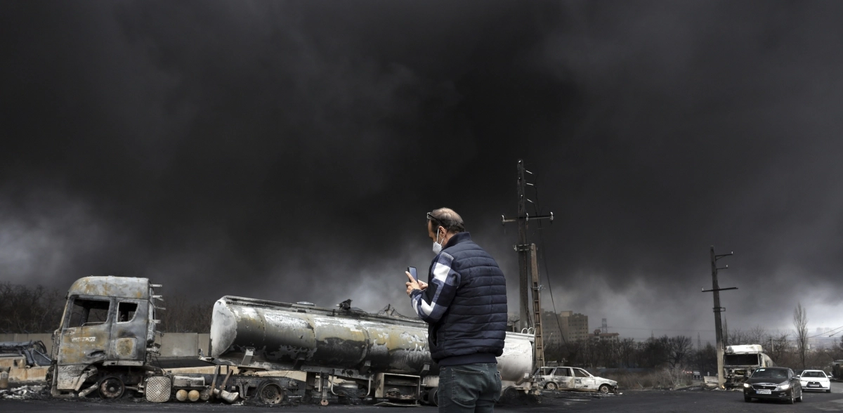 미국·이스라엘의 폭격으로 이란 테헤란 북서부 샤흐런 석유 저장소가 폭발한 다음날인 8일(현지시간) 주변 하늘이 검은 연기로 뒤덮여 있다. 테헤란 EPA 연합뉴스