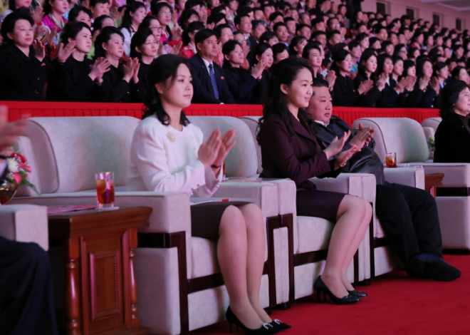 센터 차지한 딸 주애