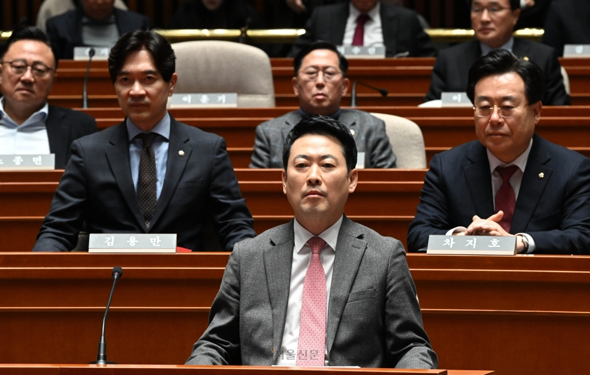 장동혁 국민의힘 대표가 9일 국회에서 열린 의원총회에 참석해 송언석 원내대표 발언을 듣고 있다. 홍윤기 기자