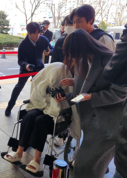 약에 취한 상태로 서울 반포대교를 달리다가 한강 둔치로 추락한 포르쉐 차량 운전자 30대 여성이 지난달 서울서부지방법원에서 마약류관리법 위반 및 도로교통법상 약물운전 혐의로 구속 전 피의자 신문(영장실질심사)를 받기 위해 출석하고 있다. 연합뉴스