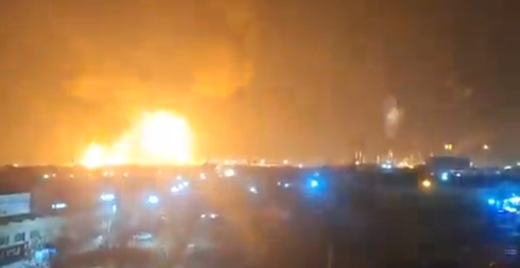 7일 이란 테헤란 메흐라바드 국제공항 인근 아자디 타워 주변에서 공습 이후 폭발이 발생하고 있다. X 캡처