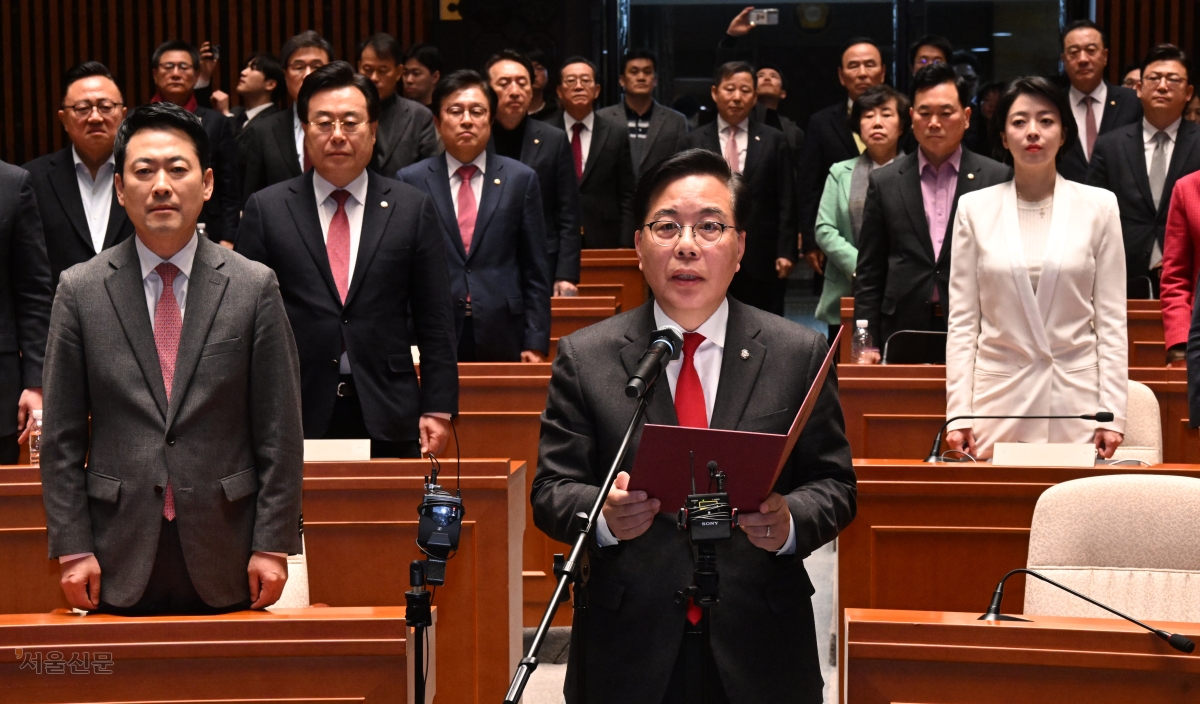 송언석 국민의힘 원내대표와 당 소속의원 전원이 국회에서 의원총회 후 국힘 의원 전원 “12·3 계엄 사과… 尹 정치 복귀 반대” 결의문을 채택하고 있다. 2026.3.9. 안주영 전문기자