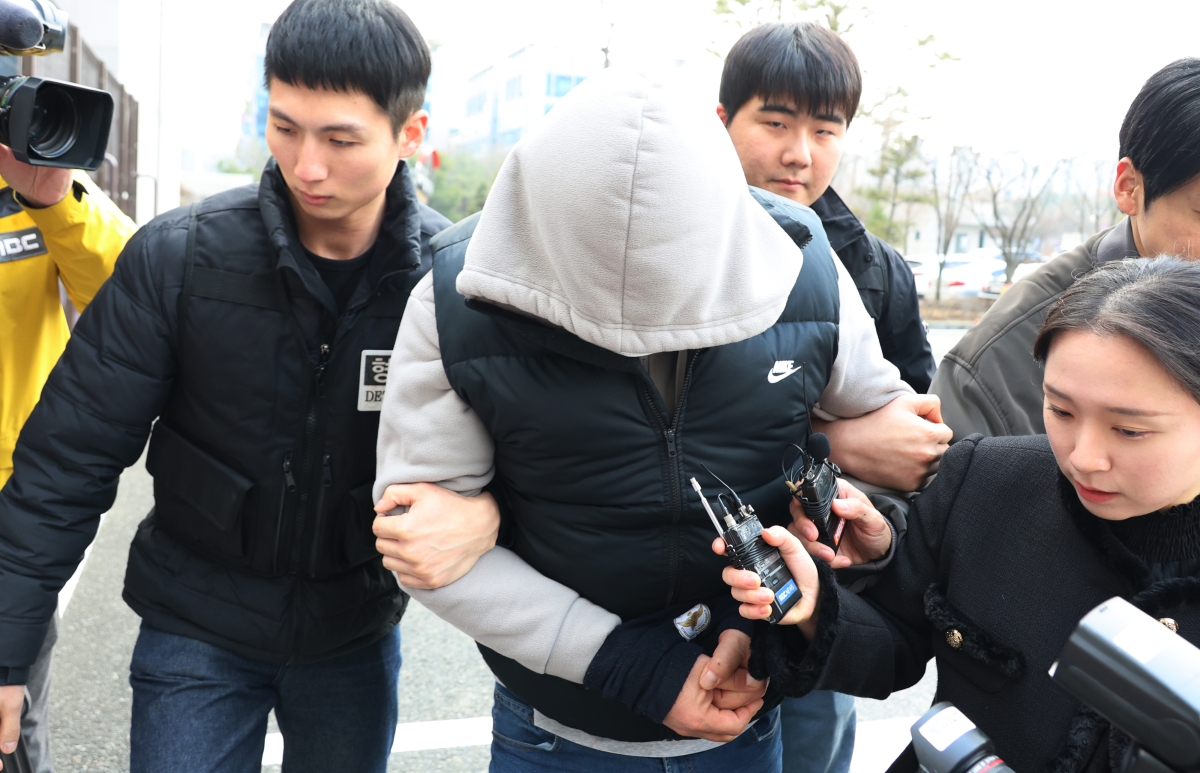 빚 독촉을 하던 지인을 살해하고 시신을 야산에 암매장한 40대가 9일 영장실질심사가 열리는 청주지법에 출석하고 있다. 2026.3.9. 연합뉴스