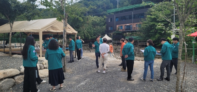 데구 군위군 ‘동산계곡 합동단속 TF팀’이 부계면 동산계곡 일원 식당 등에 대한 현장 점검을 실시하고 있다. 군위군 제공