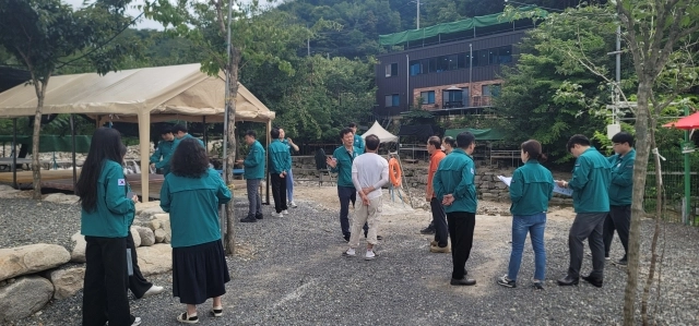 데구 군위군 ‘동산계곡 합동단속 TF팀’이 부계면 동산계곡 일원 식당 등에 대한 현장 점검을 실시하고 있다. 군위군 제공