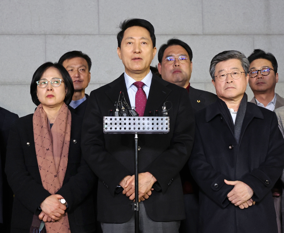 국민의힘이 당 노선을 논의하는 긴급 의원총회를 열어 ‘윤 어게인’ 반대 등의 내용을 담은 결의문을 채택한 9일 오세훈 서울시장이 서울 중구의 한 식당을 나서며 발언을 하고 있다. 2026.3.9. 연합뉴스