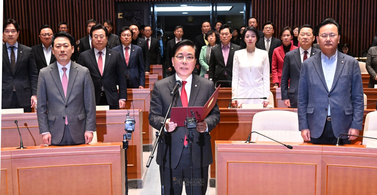 송언석 국민의힘 원내대표와 당 소속의원 전원이 국회에서 의원총회 후 국힘 의원 전원 “12·3 계엄 사과… 尹 정치 복귀 반대” 결의문 채택하고 있다.2026.3.9. 안주영 전문기자