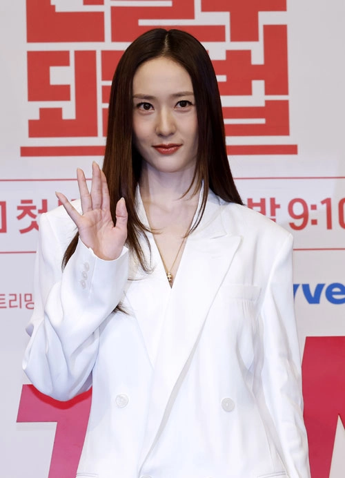 배우 정수정이 9일 오후 서울 구로구 더링크 호텔에서 열린  tvN 새 토일드라마 ‘대한민국에서 건물주 되는 법’ 제작발표회에서 포즈를 취하고 있다. 2026.03.09. <br>뉴시스