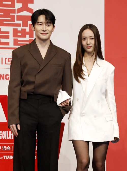 배우 김준한(왼쪽), 정수정이 9일 오후 서울 구로구 더링크 호텔에서 열린  tvN 새 토일드라마 ‘대한민국에서 건물주 되는 법’ 제작발표회에서 포즈를 취하고 있다. 2026.03.09. <br>뉴시스