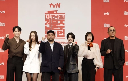 배우 김준한(왼쪽부터), 정수정, 임필성 감독, 심은경, 임수정, 하정우가 9일 오후 서울 구로구 더링크 호텔에서 열린  tvN 새 토일드라마 ‘대한민국에서 건물주 되는 법’ 제작발표회에서 포즈를 취하고 있다. 2026.03.09.<br>뉴시스