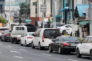 [포토] “싼 주유소 찾아”… 1700원대 주유 행렬