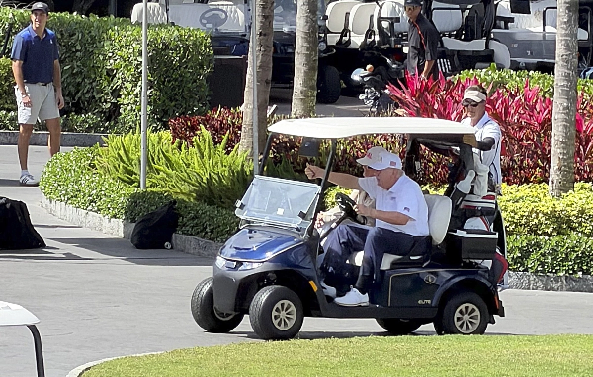 트럼프는 화창한 날 즐기며 ‘골프’