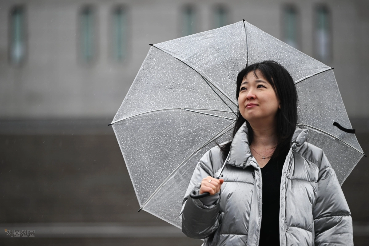장편소설 ‘구름 사람들’을 펴낸 소설가 이유리는 지난 2일 인터뷰에서 “가난한 사람을 마냥 선하게 그리고 싶지 않았다”고 말했다. 홍윤기 기자