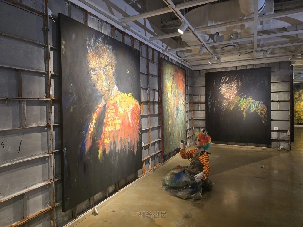 박신양의 작품 ‘투우사’ 앞에 정령 역할을 맡은 배우가 앉아 그림을 그리는 시늉을 하고 있다. 이들은 전시가 열리는 내내 전시장을 돌아다닌다.