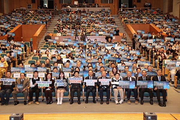 전남교육청과 해남군 관계자들이 지난달 27일 “교육받고, 일하고, 정착하는 AI·에너지 수도를 만들자”는 공동선언 선포식을 한 뒤 참석자들이 단체 사진을 찍고 있다. 전남교육청 제공