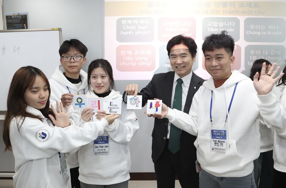 김대중(오른쪽 두 번째) 전남교육감과 전남으로 유학 온 해외 학생들이 ‘우리는 하나’라고 적힌 종이를 들어 보이고 있다. 전남교육청 제공