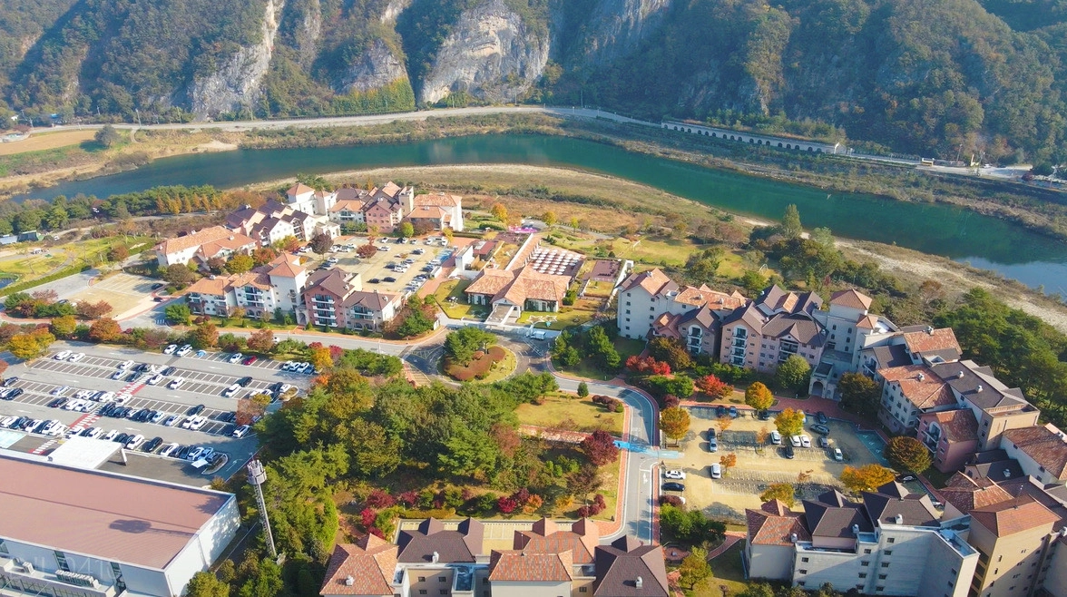 1000만 영화로 등극한 ‘왕과 사는 남자’의 흥행 특수를 누리고 있는 강원 영월군 탑스텐 리조트 동강시스타 전경. SM그룹 제공