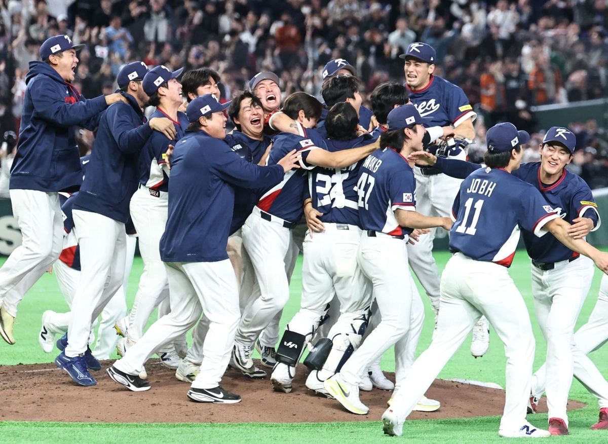 한국야구대표팀이 9일 일본 도쿄돔에서 열린 2026 월드베이스볼클래식(WBC) C조 조별리그 호주와의 4차전에서 7-2로 극적으로 승리하며 17년 만에 8강 결선 라운드 진출을 확정하자 서로 부둥켜 안고 환호하고 있다. 2승 2패를 기록한 한국은 대만, 호주와 동률을 이뤘으나 최소 실점률에서 앞서 일본(3승)에 이어 조 2위로 8강에 올랐다. 한국이 WBC에서 조별리그를 통과한 것은 2009년 준우승 이후 이번이 17년 만이다. 도쿄 연합뉴스