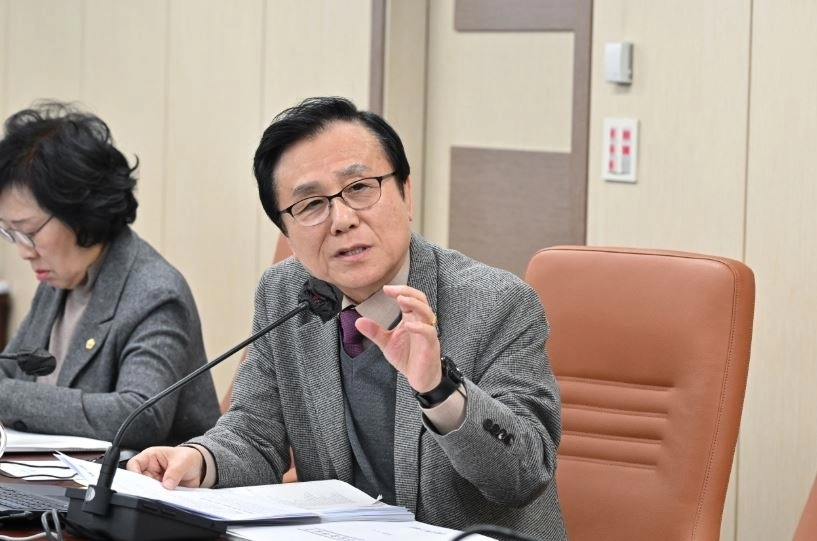 강석주 의원이 ‘제334회 임시회 보건복지위원회 시민건강국’ 업무보고에서 질의하고 있다.