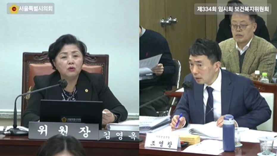 제334회 서울시의회 임시회에서 시민건강국장에게 질의하는 김영옥 위원장