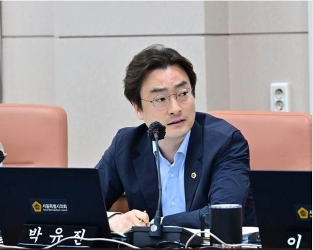 지난 5일 열린 경제실 업무보고에서 질의하는 박유진 의원