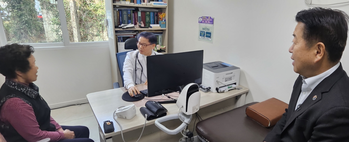 오영훈(오른쪽) 제주지사가 9일 오후 안덕의원을 방문해 김상길 원장이 건강주치의에 등록한 환자를 돌보는 모습을 점검하고 있다. 제주 강동삼 기자