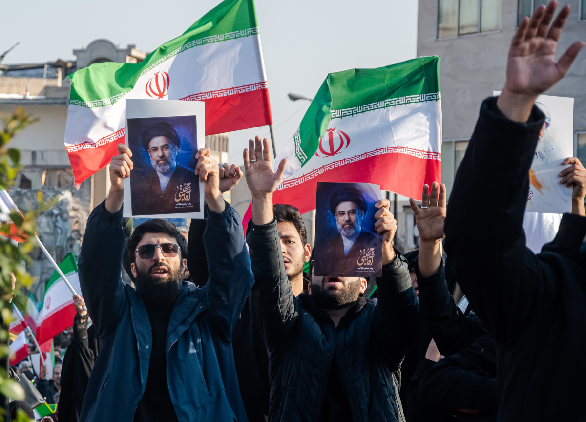9일 이란 수도 테헤란의 혁명대로에서 열린 집회에서 남성들이 새로운 최고지도자 모즈타바 하메네이의 초상화를 들고 있다.  테헤란 UPI 연합뉴스
