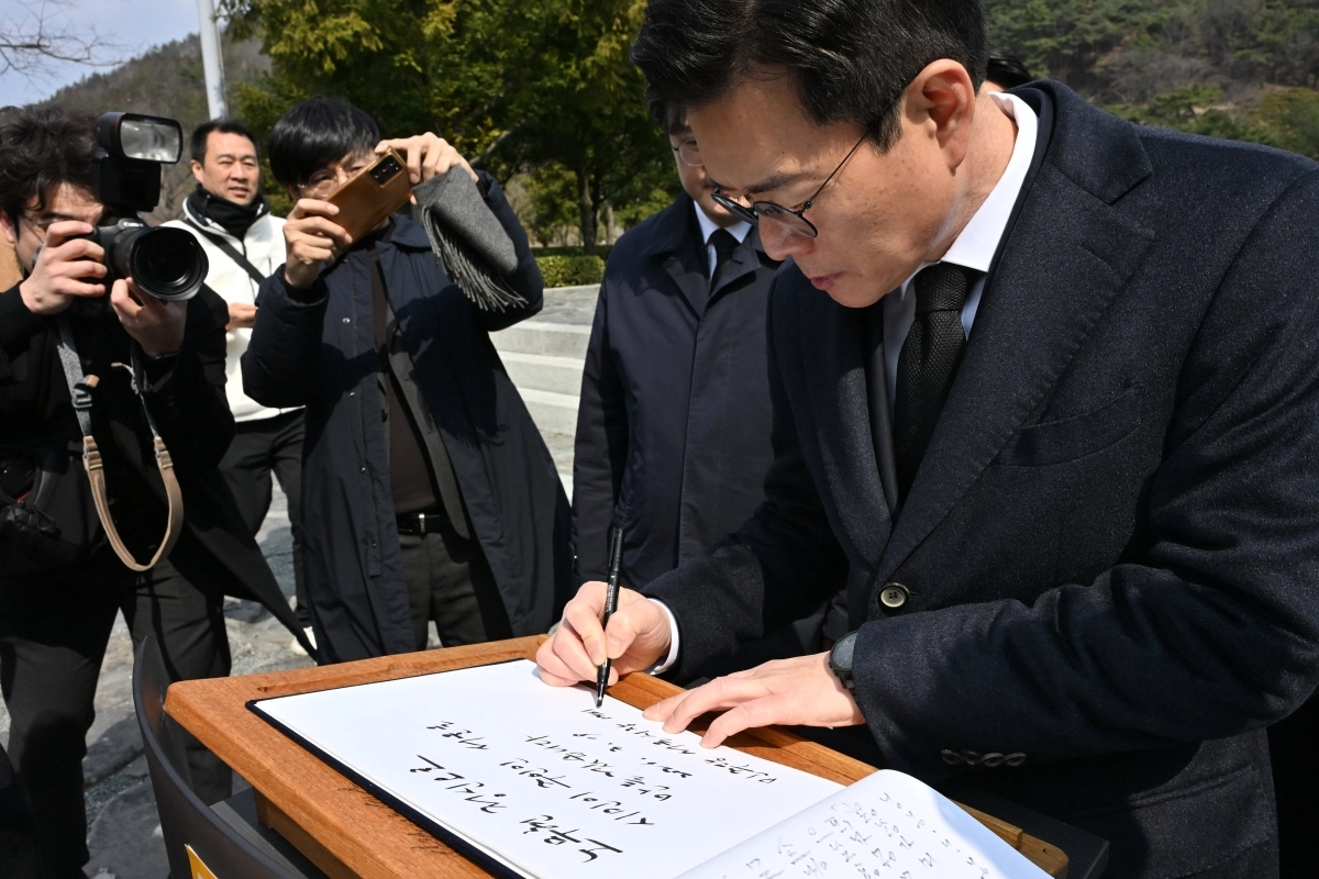 6.3 지방선거 서울시장 선거에 출마하는 더불어민주당 정원오 예비후보가 지난 9일 경남 김해시 봉하마을을 찾아 노무현 전 대통령 묘역에 참배한 후 방명록을 작성하고 있다. 뉴시스