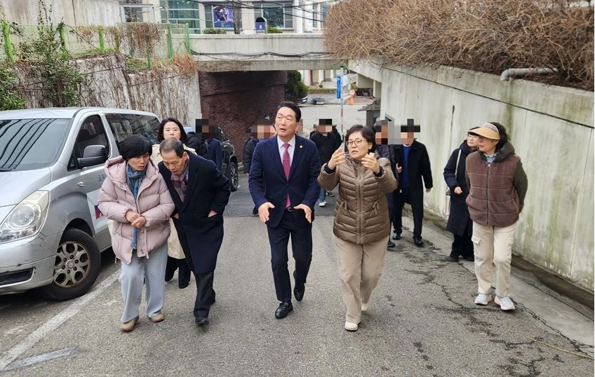 지난 6일 종로구 평창동 329-2번지 일대 위치한 럭키평창빌라 일대 현장을 둘러보는 김태수 위원장(맨 앞줄 가운데)