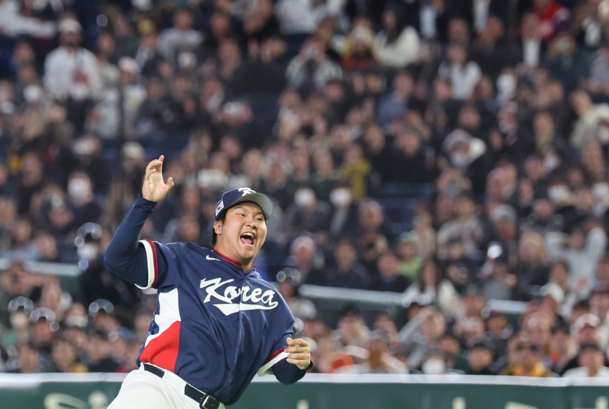 WBC 8강 진출에 환호하는 문보경