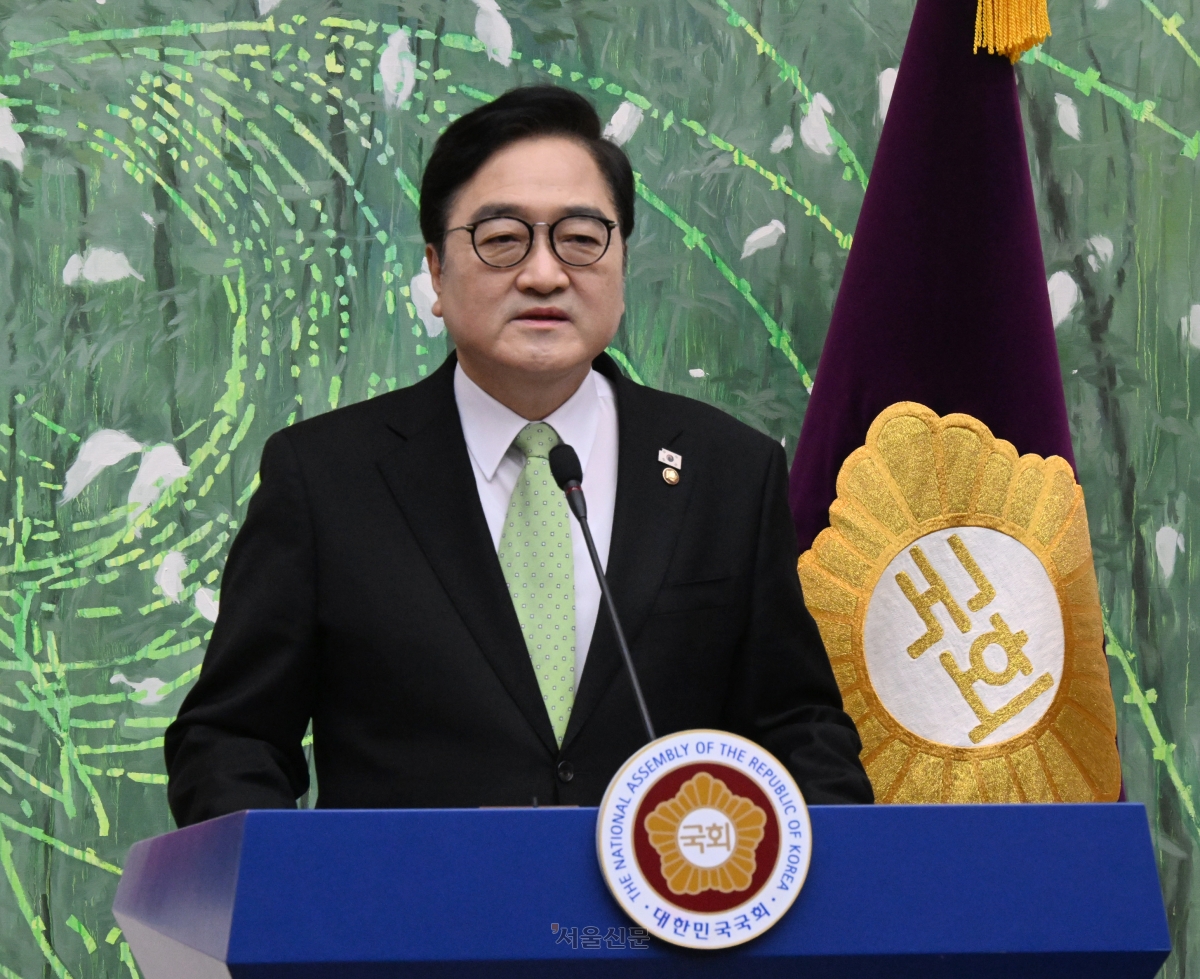 우원식 국회의장이 10일 국회에서 개헌 관련 긴급 기자회견을 하고 있다. 2026.3.10 안주 영 전문기자