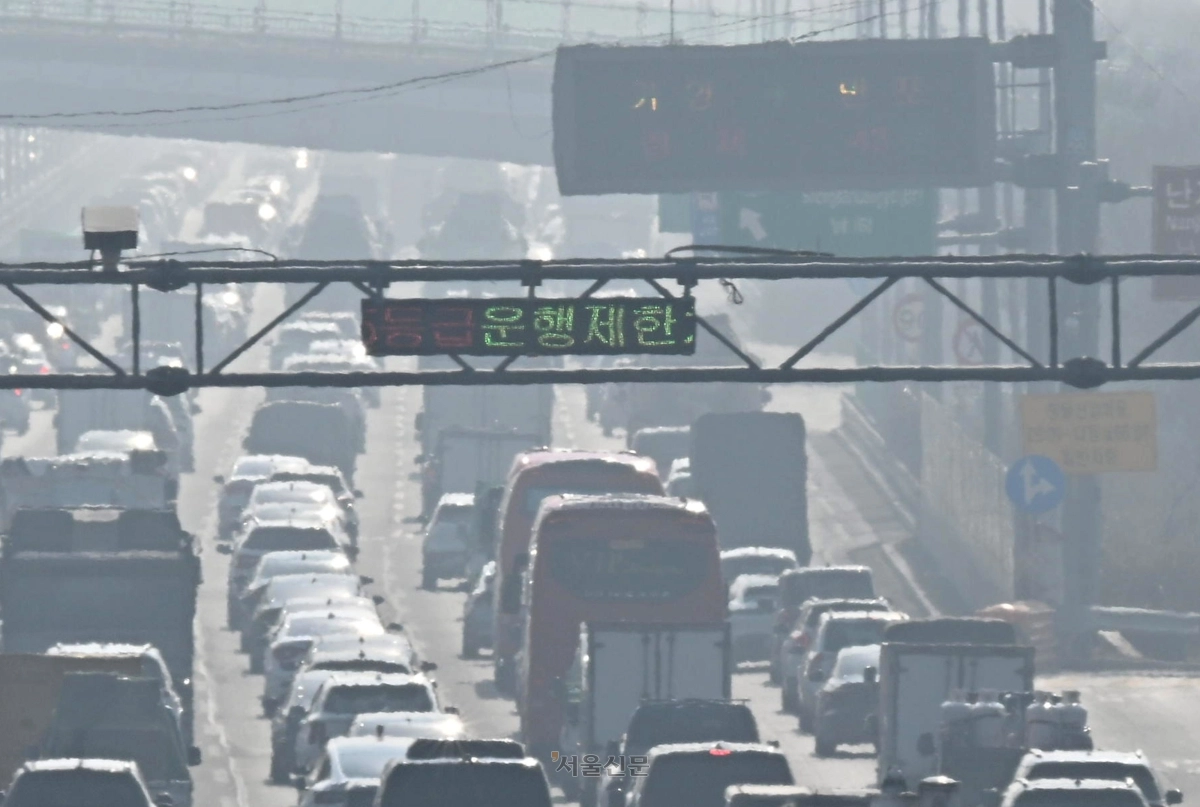 미세먼지 비상저감조치가 시행된 지난해 3월 11일 서울 강변북로 가양대교 인근에 노후 경유차 운행 제한 안내문이 나오고 있다. 도준석 전문기자