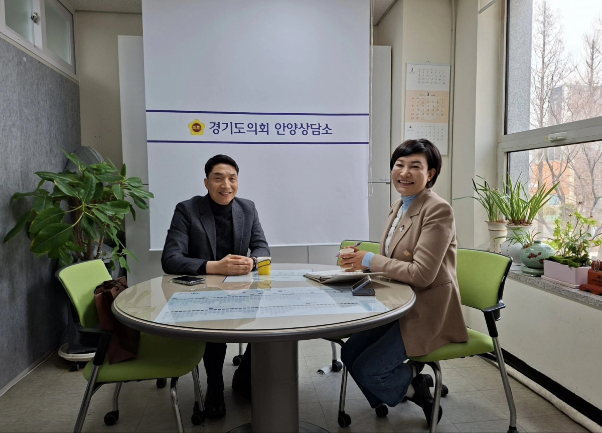 이채명 의원이 9일 의회 안양상담소에서 평촌 더샵 아이파크 아파트 입주자대표회의 손재철 회장과 공동주택 생활 현안 및 안양시 발전 방안에 대해 폭넓게 의견을 나누며 환하게 웃고 있다.(사진=경기도의회)