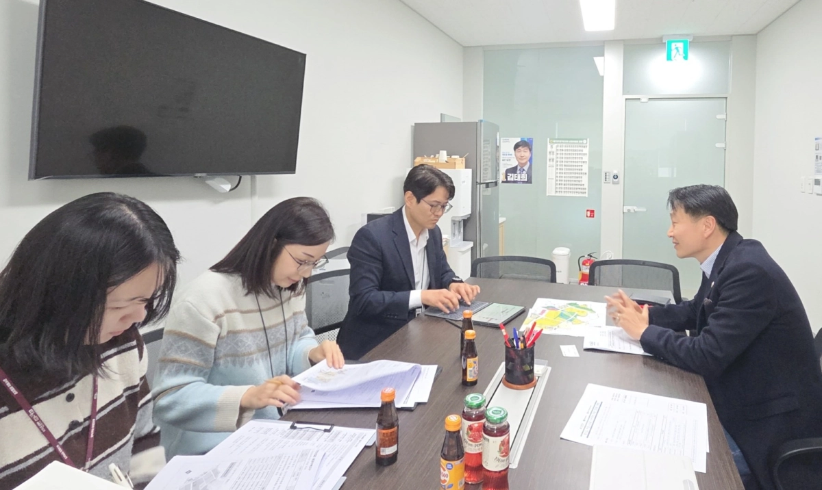 김태희 의원이 10일 경기도의회에서 경기도교육청 학교설립과 관계자들과 안산 공공주택지구 내 초·중·고등학교 설립 추진 현황과 향후 절차를 점검하고 있다.(사진=경기도의회)