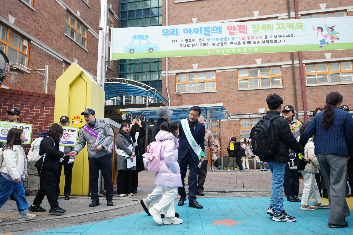 이승로(가운데) 성북구청장과 종암경찰서 관계자들이 장곡초 앞에서 어린이 교통안전 캠페인을 진행하고 있다. 성북구 제공