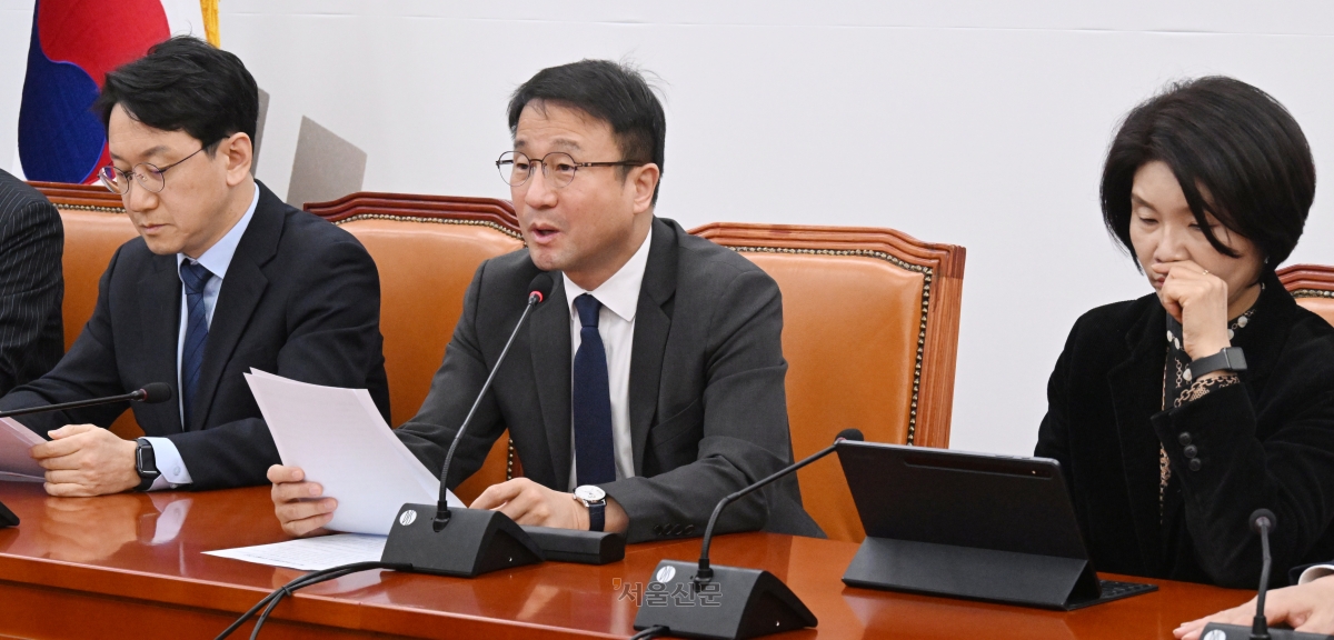한병도(가운데) 더불어민주당 원내대표가 10일 국회에서 열린 원내대책회의에서 발언 하고 있다.2026.3.10 안주영 전문기자