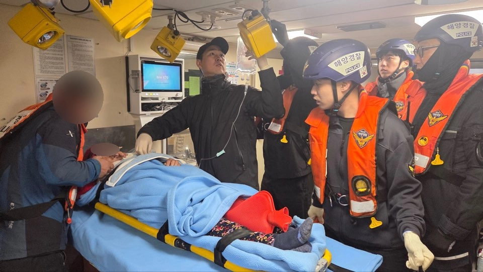 목포해양경찰 경비함 대원들이 9일 오후 흑산도 인근 다물도에서 발생한 위급 환자를 경비함에서 응급 처치하고 있다. (목포해경 제공)