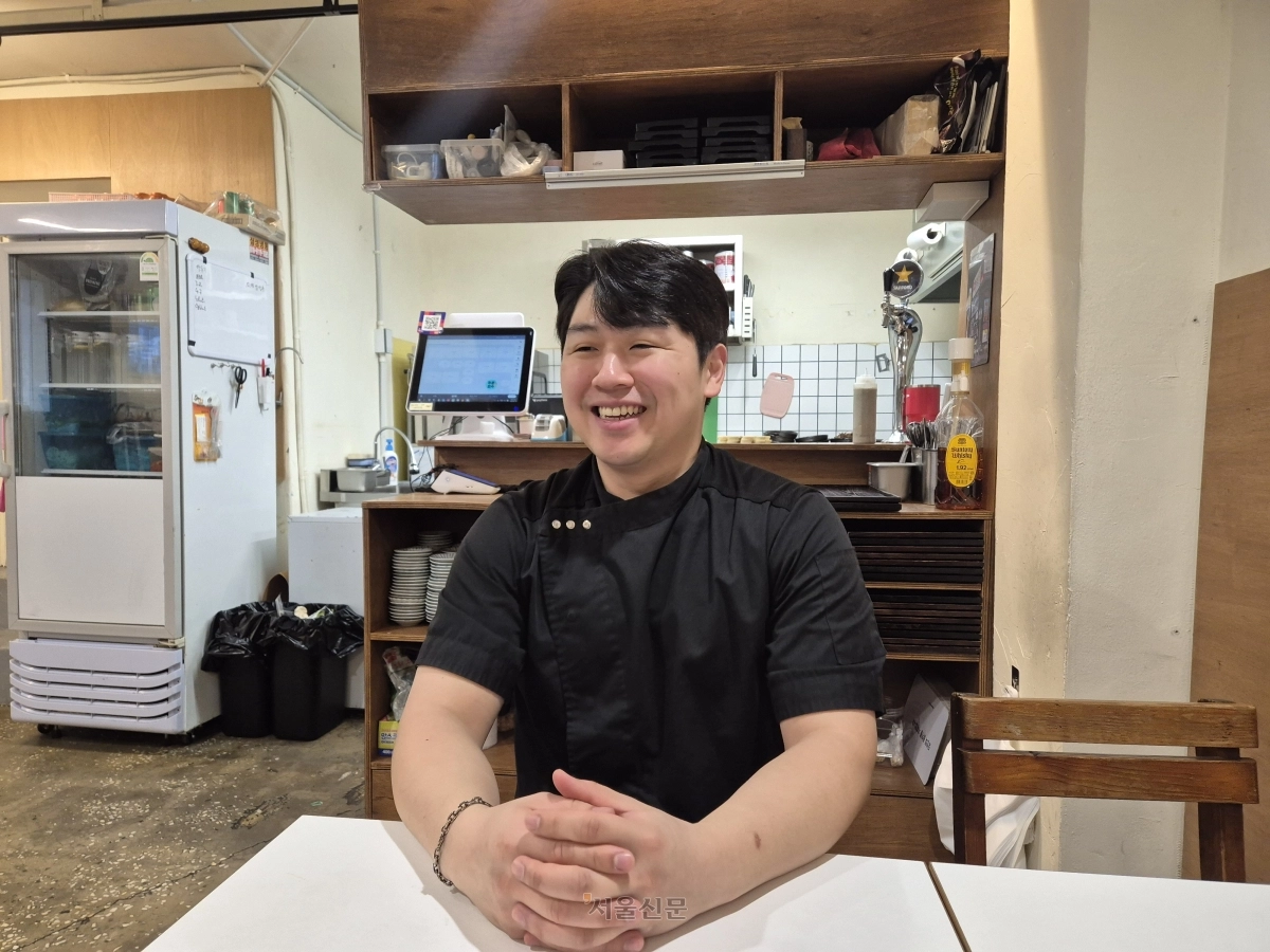 서울 영등포구 선유로운 상권에서 수프카레 식당 ‘카레모토’를 운영하는 이인제씨가 지난달 19일 서울신문과 인터뷰하고 있다. 송현주 기자