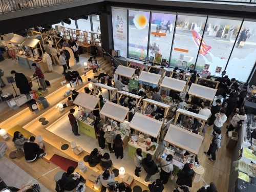 지난해 11월 서울 성동구 KT＆G 상상플래닛에서 열린 서울시 지역가치창업가 시제품 팝업스토어가 방문객들로 붐비고 있다. 서울시 제공