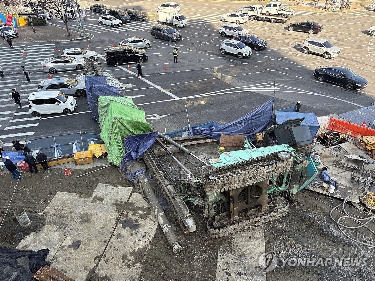 4일 오전 대구 수성구 만촌네거리 도시철도 2호선 만촌역 지하통로 공사 현장에 천공기가 쓰러져 있다. 이 사고로 천공기 기사와 택시 기사, 승객 등 3명이 다친 것으로 알려졌다. 연합뉴스