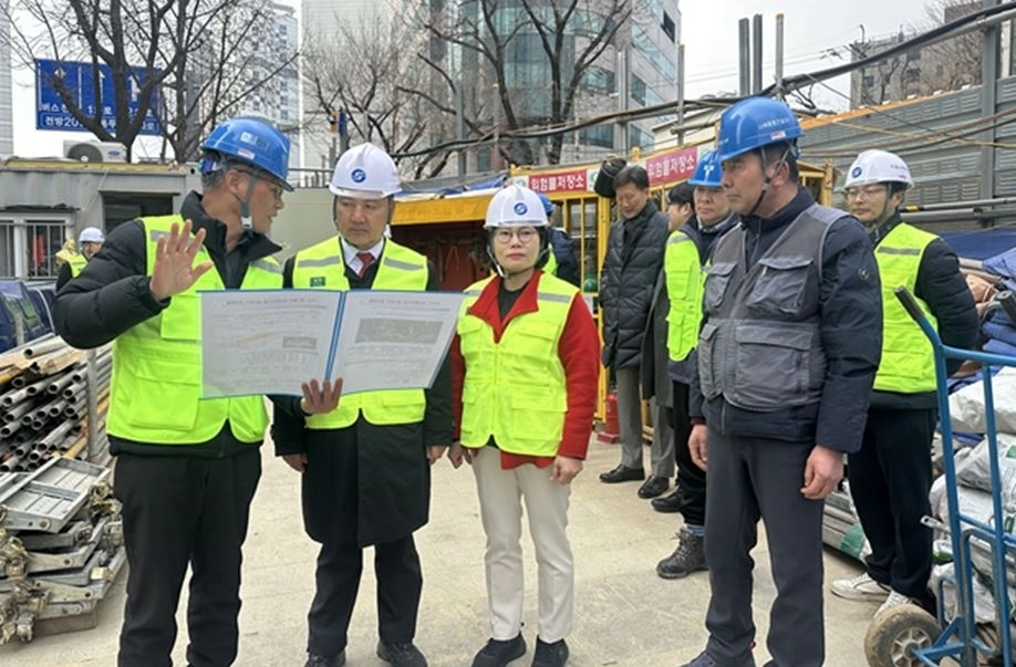 제기동역 1번출구 공사현장을 점검하고 있는 이병윤 교통위원장과 최영숙 동대문구의회 의원