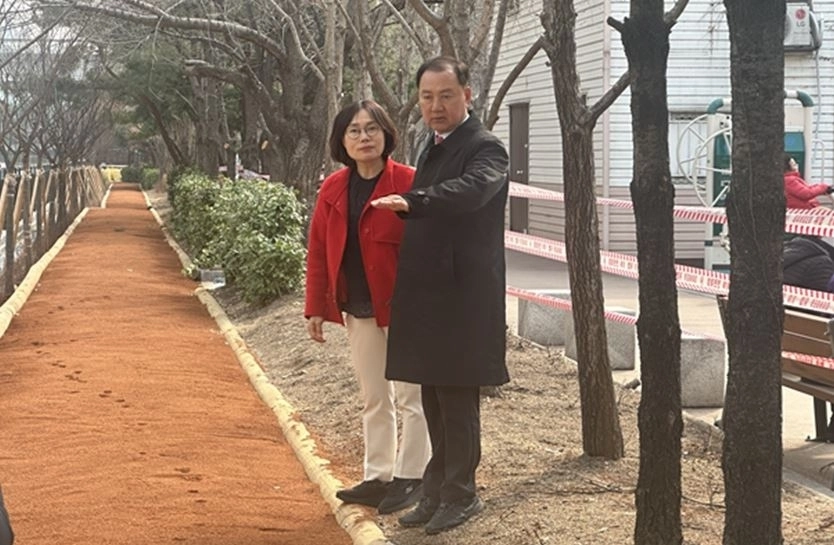 정릉천 황톳길을 점검하고 있는 이병윤 교통위원장과 최영숙 동대문구의회 의원