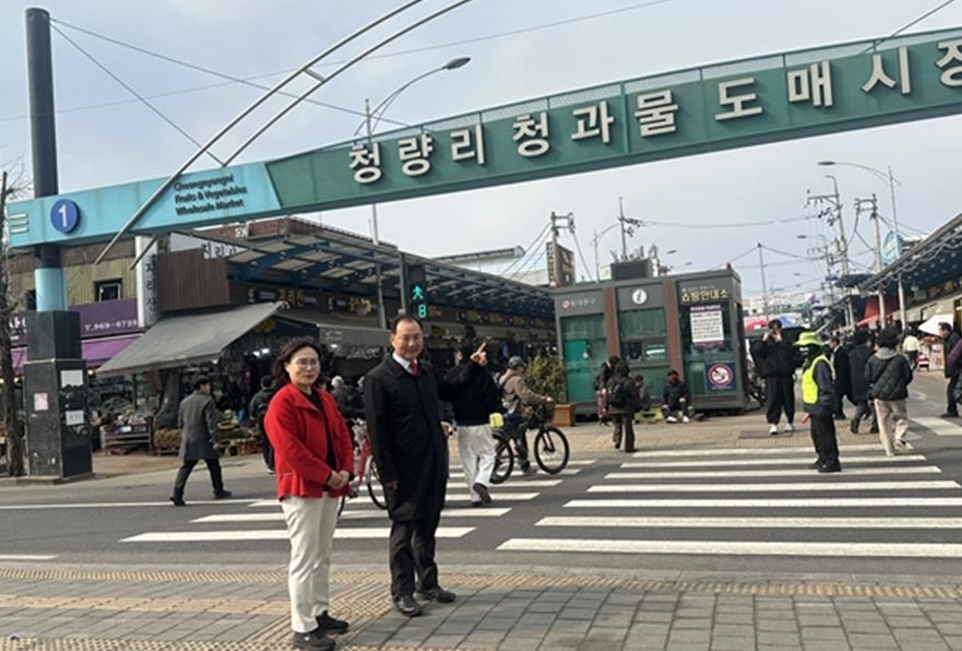 청량리 청과물 도매시장 횡단보도를 점검하는 이병윤 교통위원장과 최영숙 동대문구의회 의원